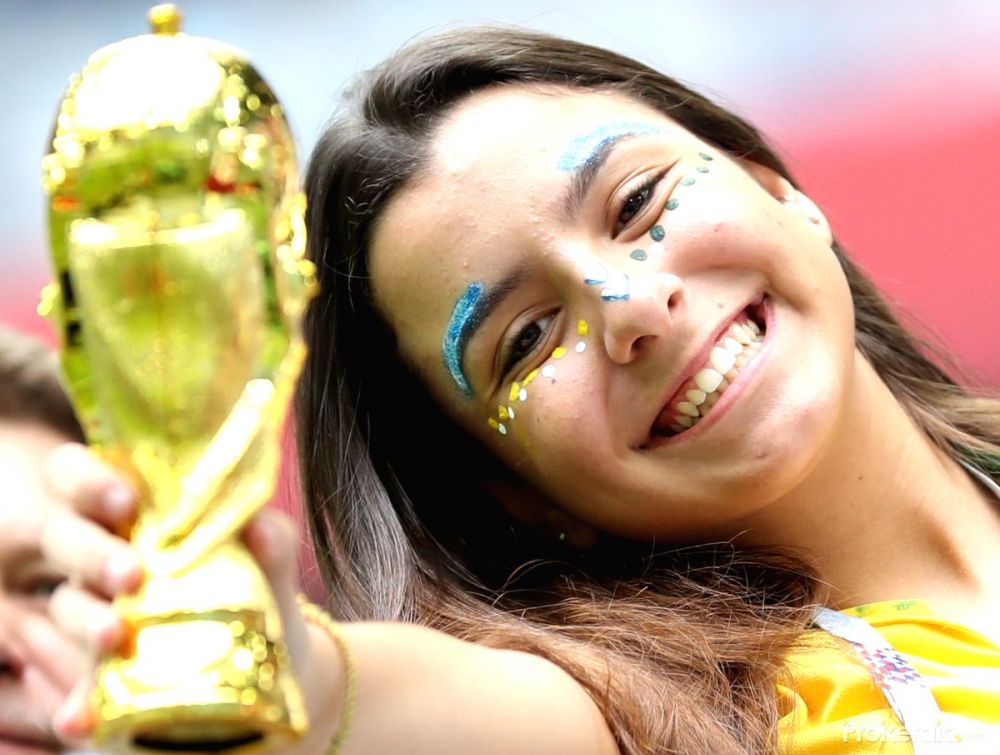 Tak cuma orang dewasa, ini 7 potret gemas anak-anak tonton Piala Dunia