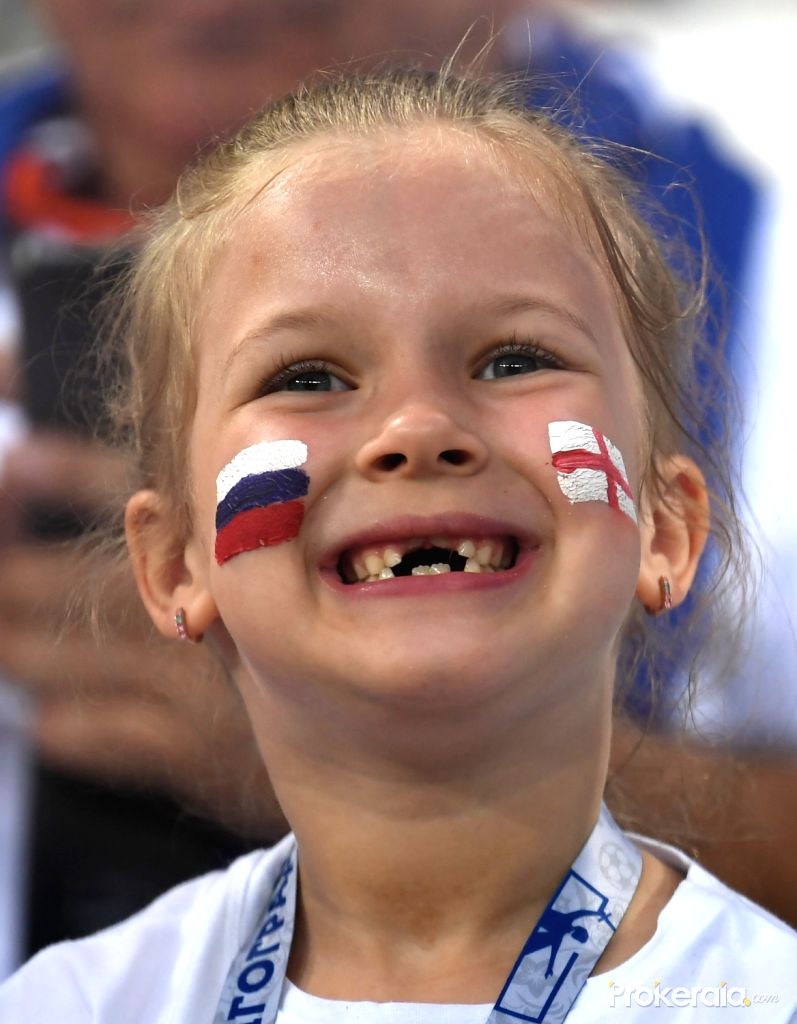 Tak cuma orang dewasa, ini 7 potret gemas anak-anak tonton Piala Dunia