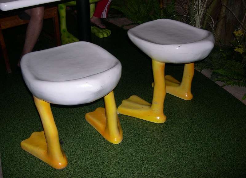9 Desain kursi & meja ini absurd abis, bikin mikir kemana-mana