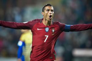 Kenapa Ronaldo selalu pakai jersey lengan panjang? Begini kisahnya