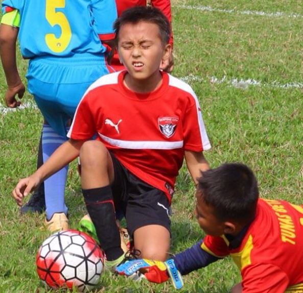 8 Aksi lincah Lio dan Diego, anak Darius-Donna yang tekuni sepak bola