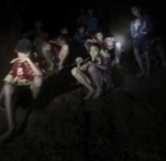 Seluruh dunia berjuang selamatkan 13 orang terperangkap 4 km dalam gua