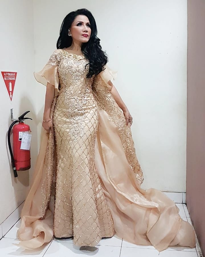 Usia hampir kepala enam, ini 10 bukti Rita Sugiarto awet muda bak ABG