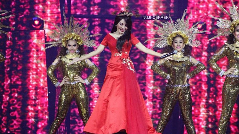 Usia hampir kepala enam, ini 10 bukti Rita Sugiarto awet muda bak ABG