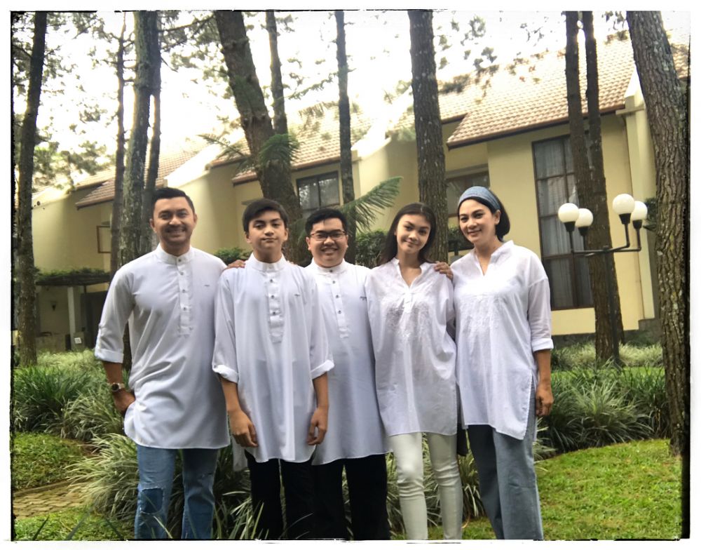 19 Tahun menikah, begini potret keharmonisan Anjasmara & Dian Nitami