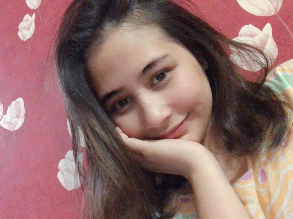 6 Penampilan natural Prilly Latuconsina, wajah imutnya tak  pudar