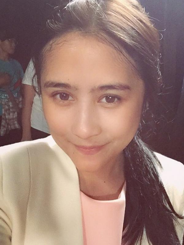 6 Penampilan natural Prilly Latuconsina, wajah imutnya tak  pudar