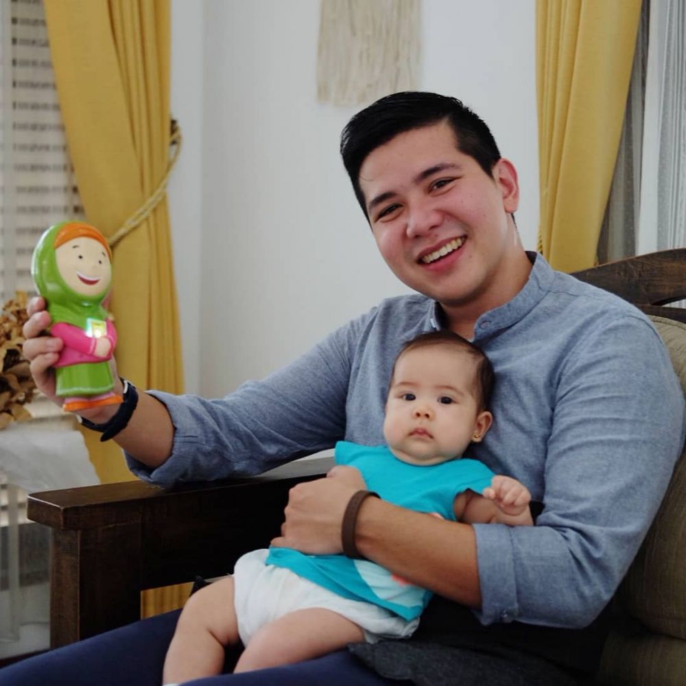 Jadi papa muda, begini 9 potret hangat Haykal Kamil bareng putrinya