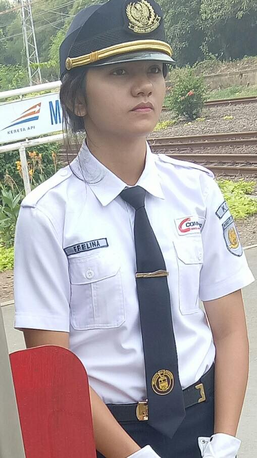 Petugas KRL ini cantiknya bikin heboh, suka lempar senyum ke penumpang