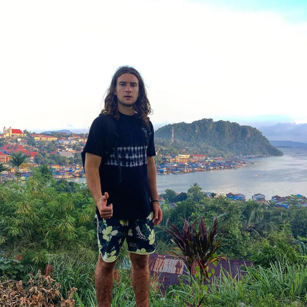 10 Gaya traveling Suku Dani, si bule kocak di film Kulari ke Pantai