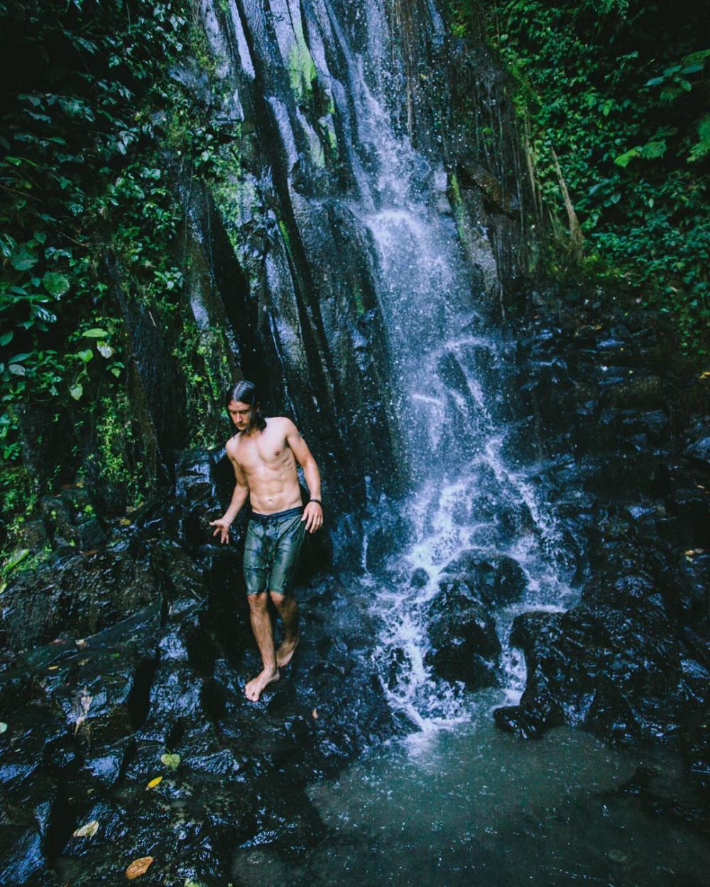 10 Gaya traveling Suku Dani, si bule kocak di film Kulari ke Pantai