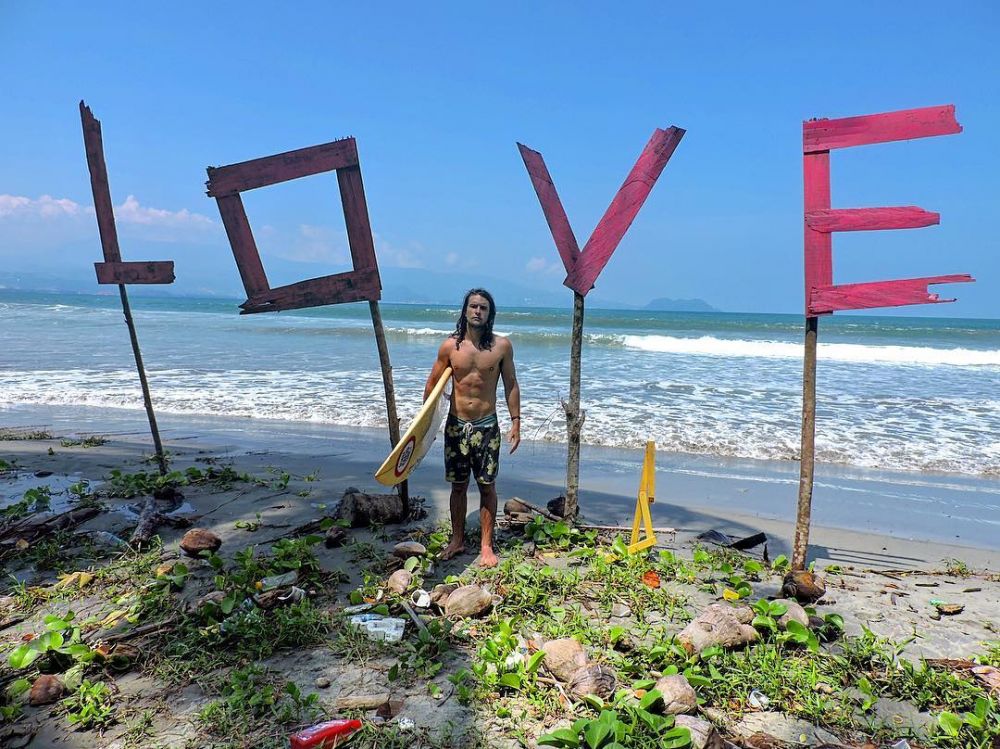 10 Gaya traveling Suku Dani, si bule kocak di film Kulari ke Pantai