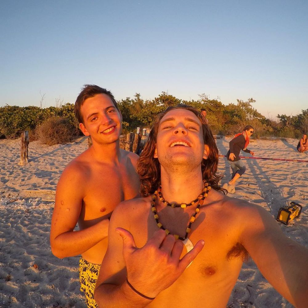 10 Gaya traveling Suku Dani, si bule kocak di film Kulari ke Pantai