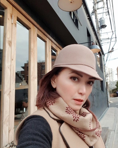 10 Gaya glamor Ravelra Supit, istri aktor Umar Lubis yang memesona