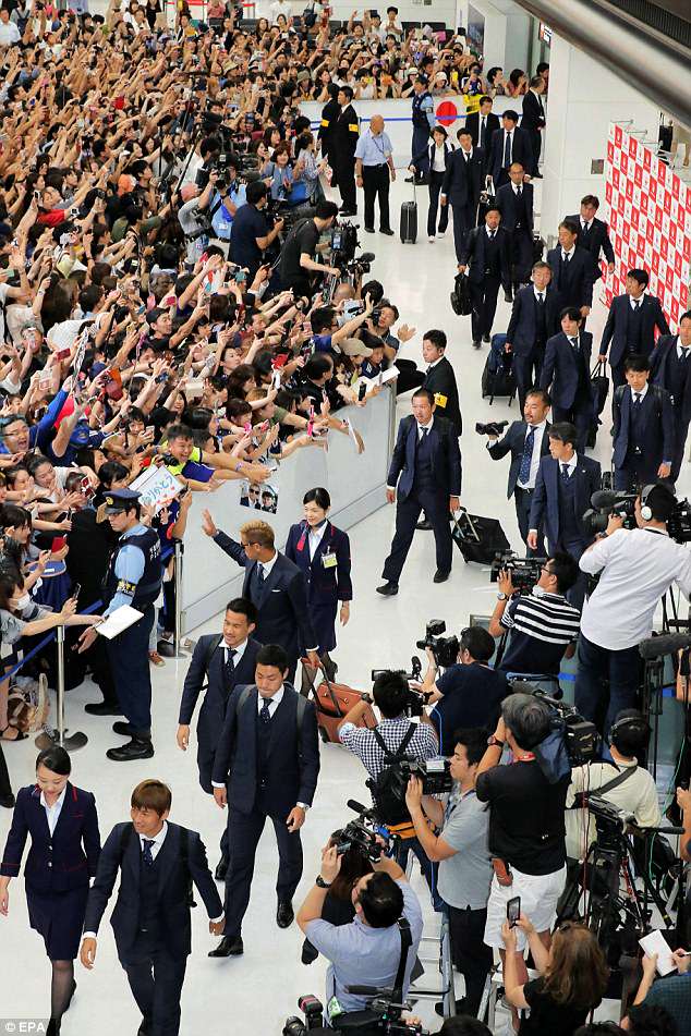 10 Potret beda penyambutan pemain Jepang & Korsel usai Piala Dunia