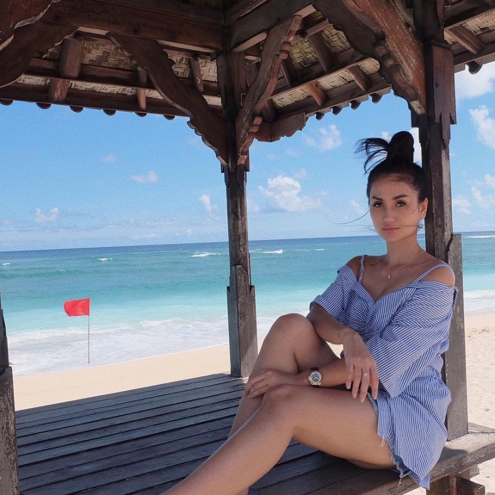 10 Potret Tengku Dewi Putri saat liburan di pantai, bikin susah kedip