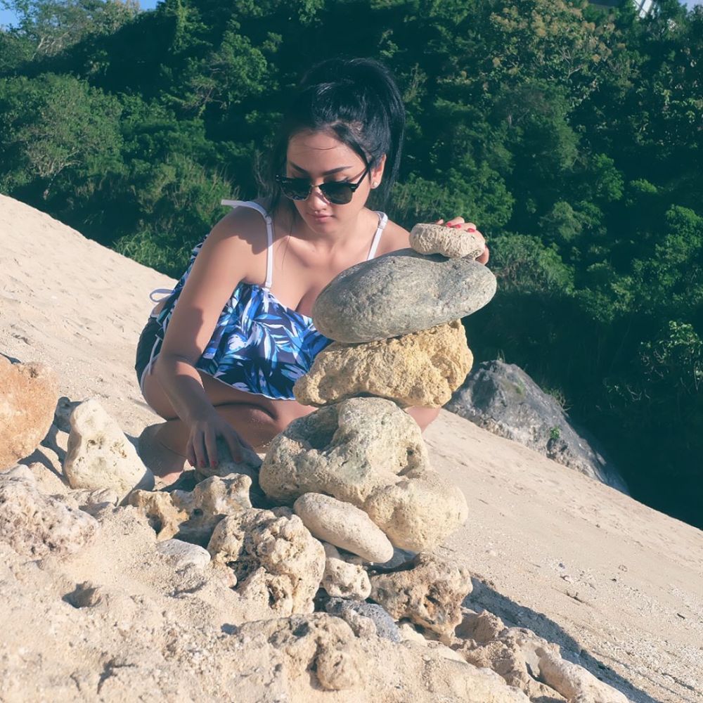 10 Potret Tengku Dewi Putri saat liburan di pantai, bikin susah kedip