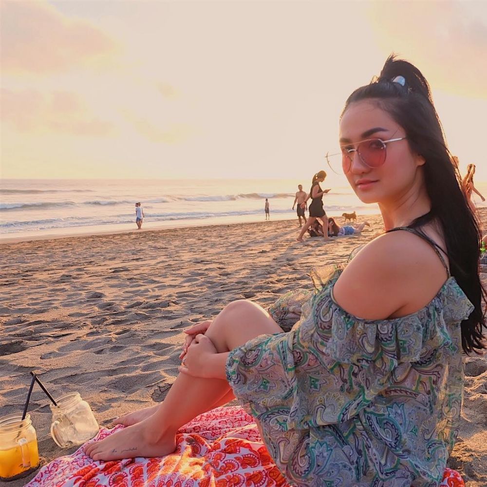 10 Potret Tengku Dewi Putri saat liburan di pantai, bikin susah kedip