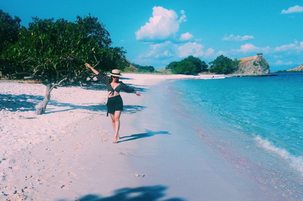 10 Potret Tengku Dewi Putri saat liburan di pantai, bikin susah kedip
