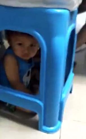 Demi fokus main mahyong, wanita ini kurung anaknya di kursi plastik