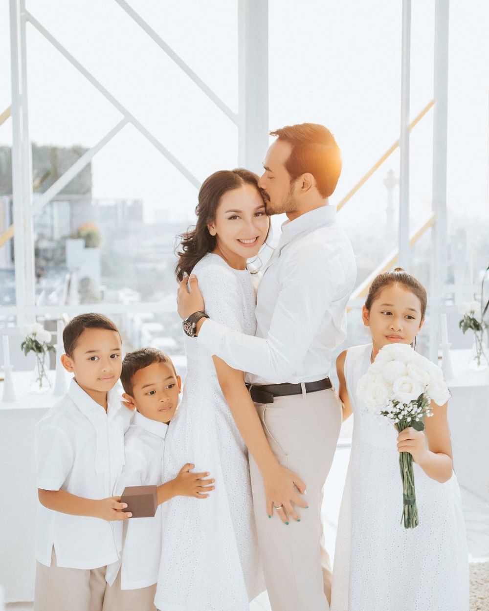 Rayakan 10 tahun pernikahan, begini momen Oka Antara yang bikin baper