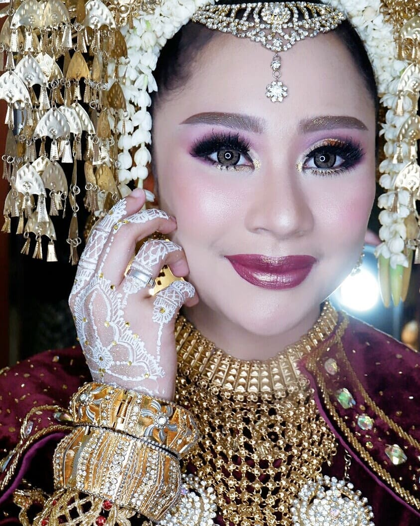 Bergaya adat Minang, ini 11 momen hangat pernikahan Chikita Meidy