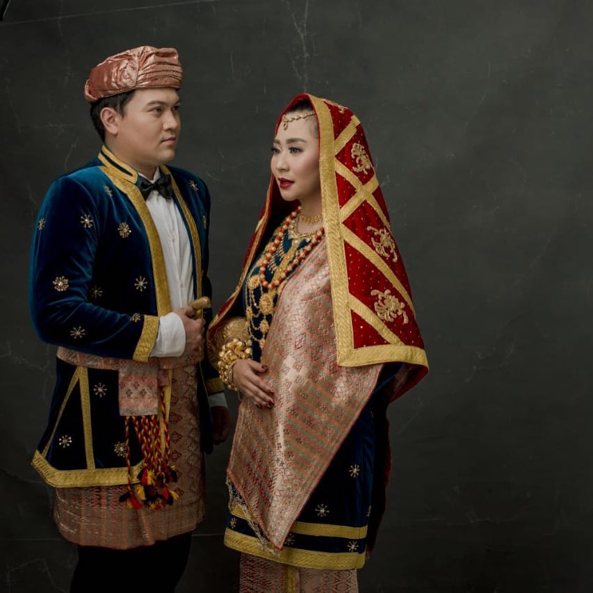 Bergaya adat Minang, ini 11 momen hangat pernikahan Chikita Meidy