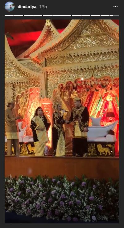 Bergaya adat Minang, ini 11 momen hangat pernikahan Chikita Meidy