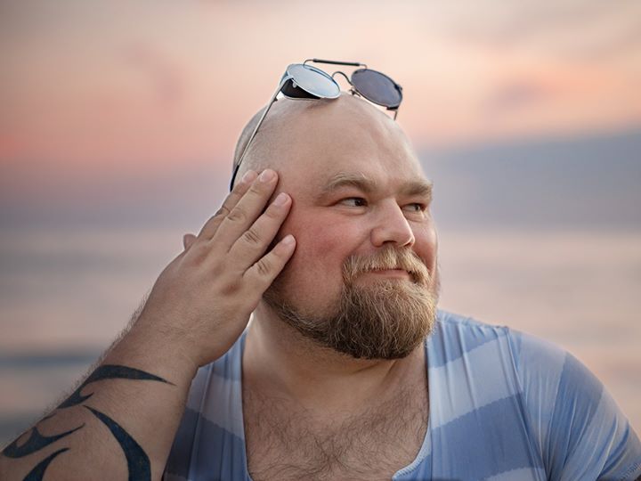 Pria ini parodikan 9 gaya khas foto di pantai, hasilnya bikin ngakak 