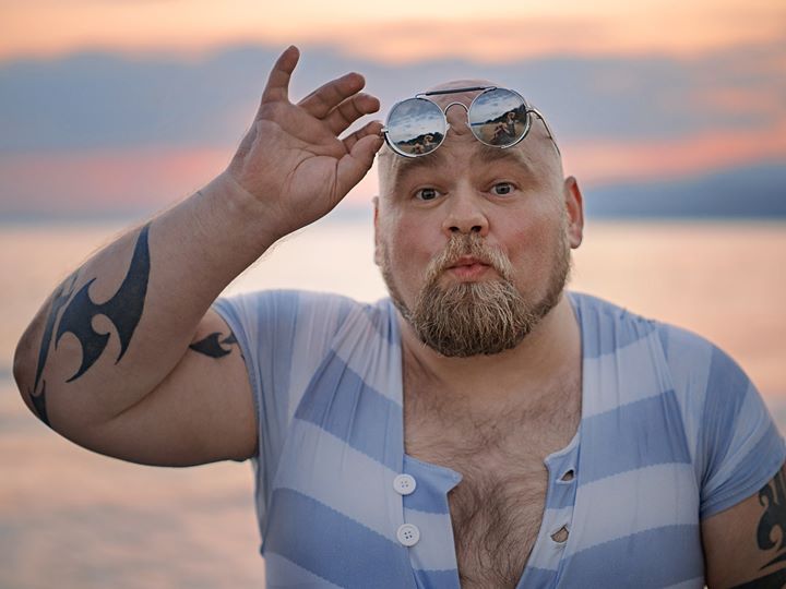 Pria ini parodikan 9 gaya khas foto di pantai, hasilnya bikin ngakak 