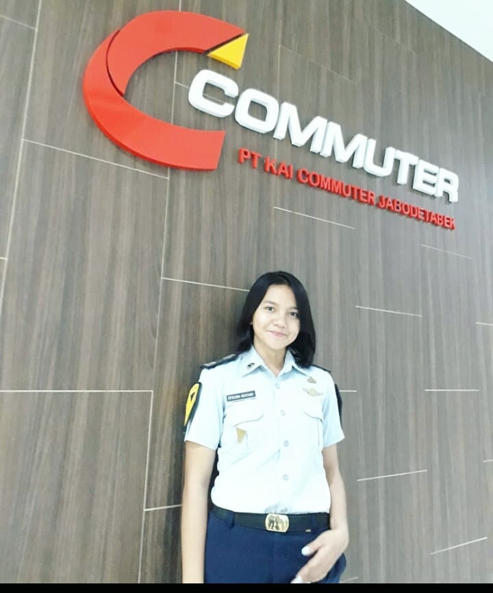 7 Pesona Efelina Hutabarat, petugas KRL yang cantiknya bikin heboh