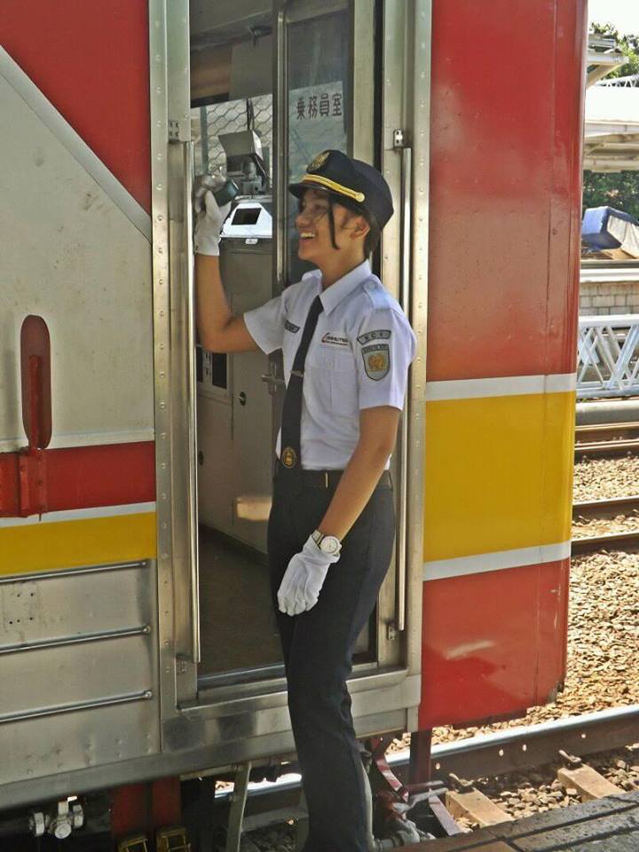 7 Pesona Efelina Hutabarat, petugas KRL yang cantiknya bikin heboh