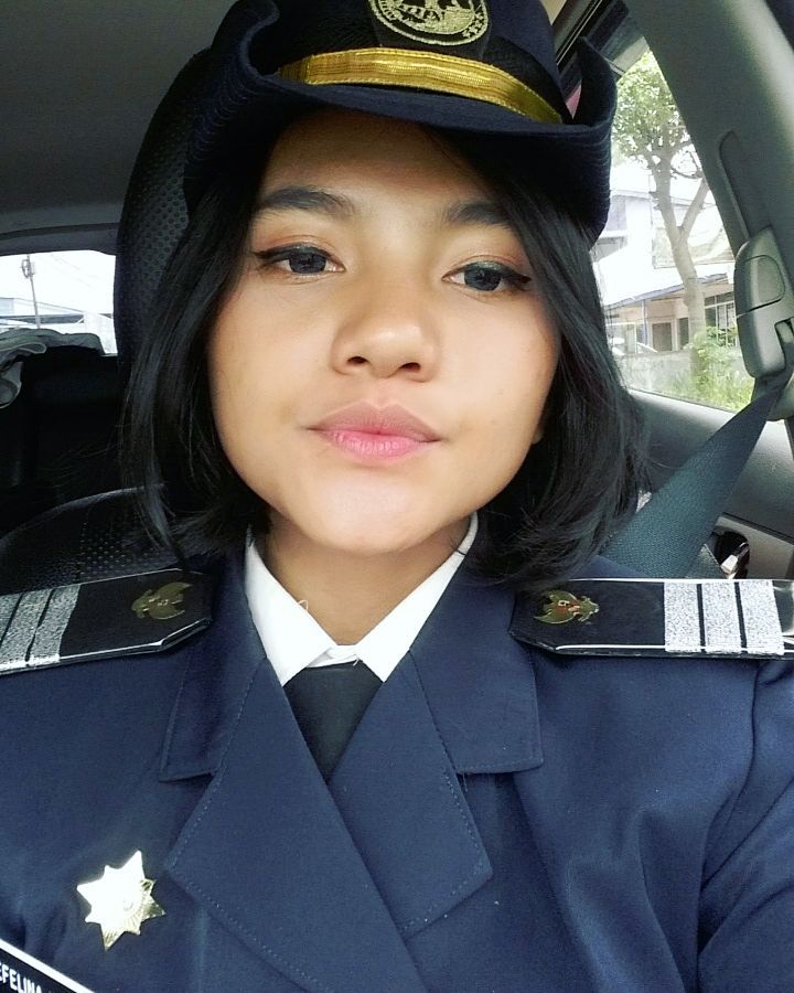 7 Pesona Efelina Hutabarat, petugas KRL yang cantiknya bikin heboh