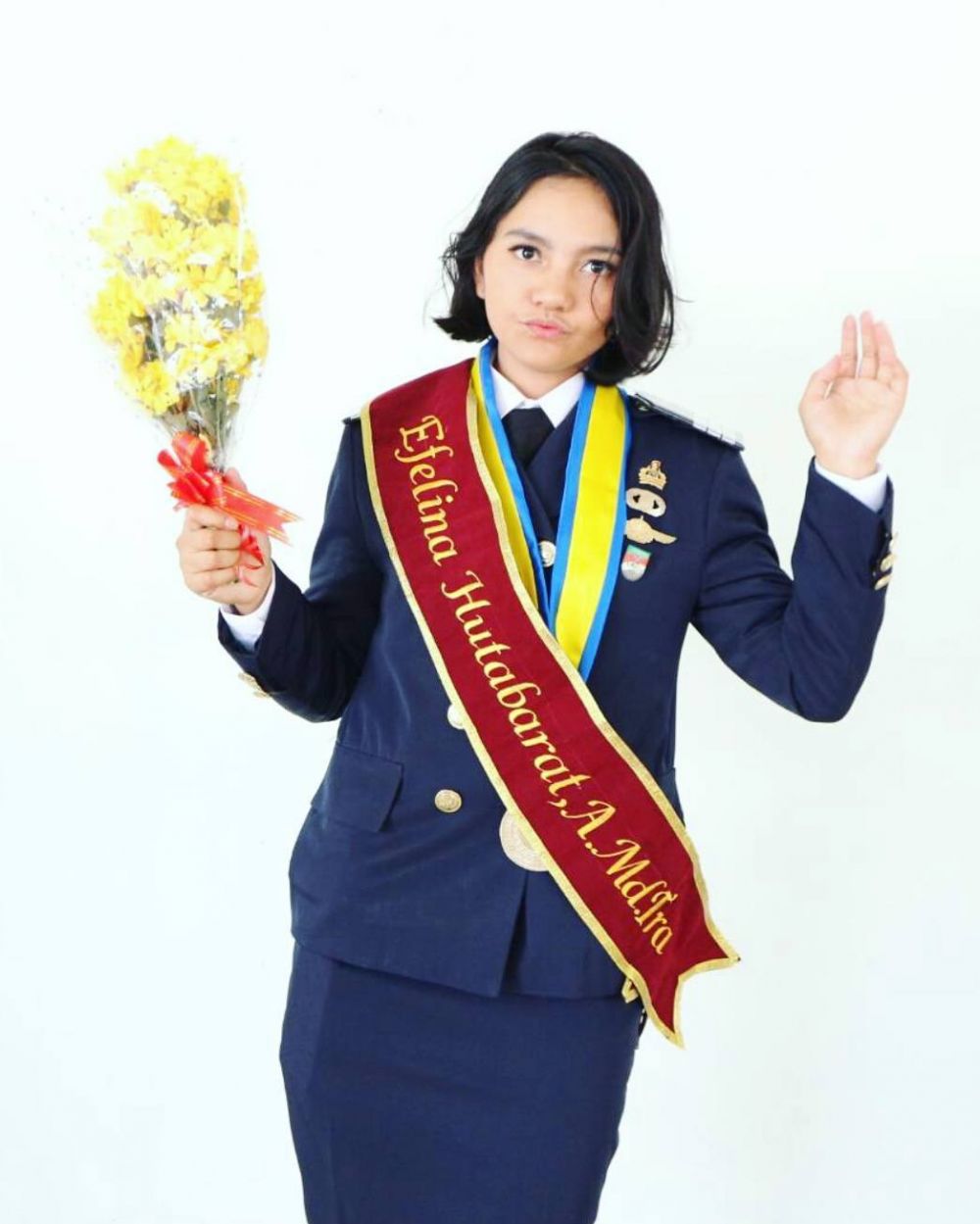 7 Pesona Efelina Hutabarat, petugas KRL yang cantiknya bikin heboh