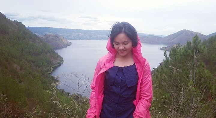 7 Pesona Efelina Hutabarat, petugas KRL yang cantiknya bikin heboh