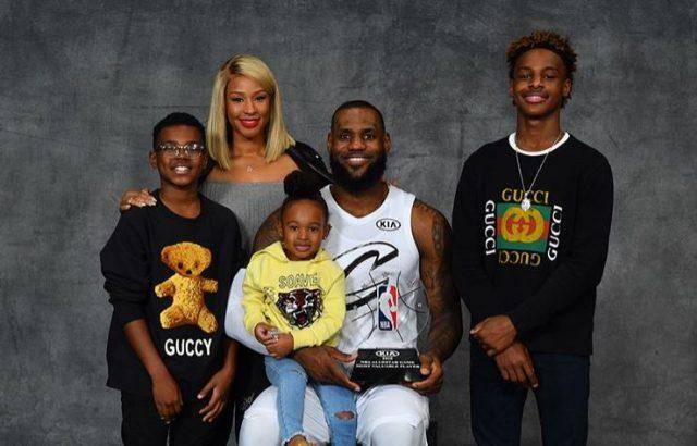 Jarang yang tahu, 7 seleb Hollywood ini menikah sama teman SMA-nya