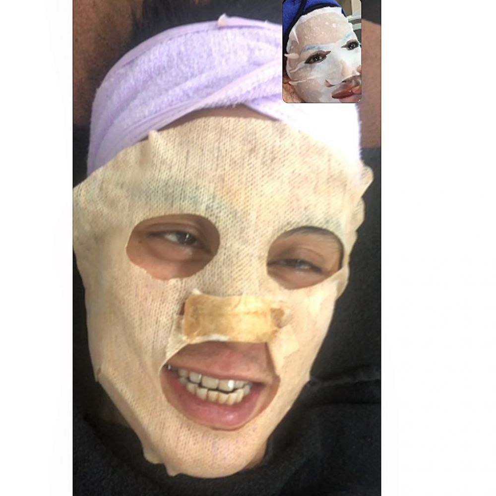 Nggak cuma cewek, 7 seleb pria ini tak sungkan pamer saat maskeran