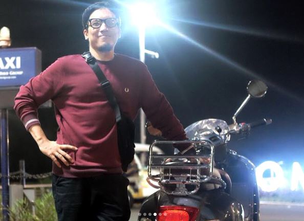 Gaya macho 10 seleb saat kendarai Vespa, bikin pengen ngerem mendadak