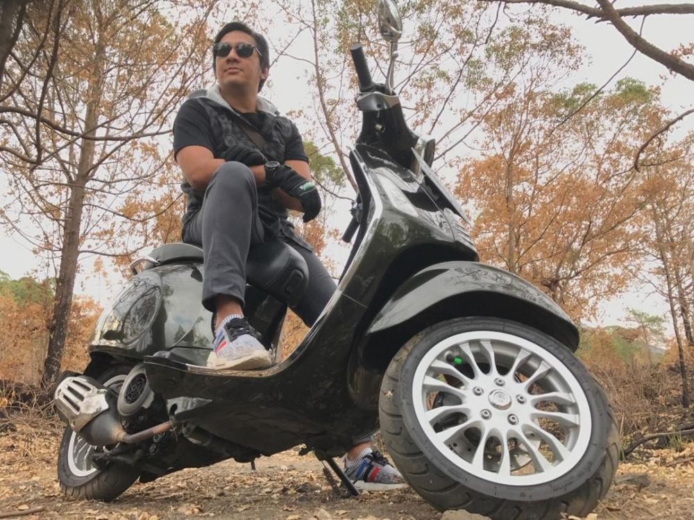 Gaya macho 10 seleb saat kendarai Vespa, bikin pengen ngerem mendadak