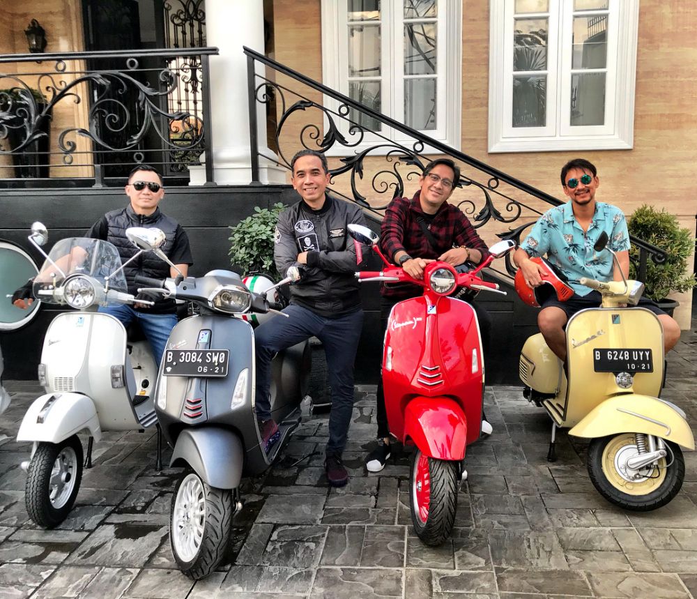 Gaya macho 10 seleb saat kendarai Vespa, bikin pengen ngerem mendadak