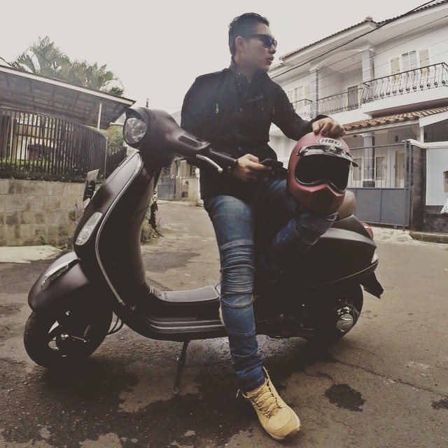 Gaya macho 10 seleb saat kendarai Vespa, bikin pengen ngerem mendadak