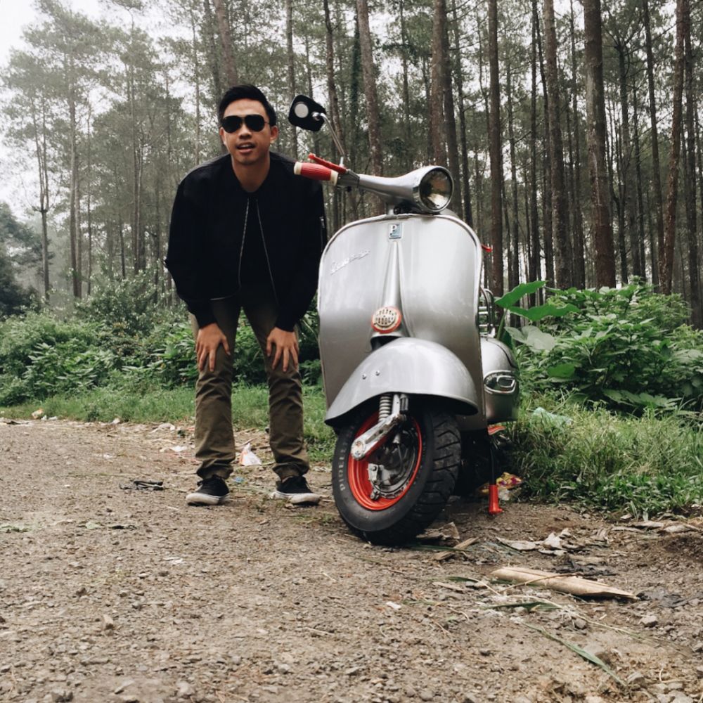 Gaya macho 10 seleb saat kendarai Vespa, bikin pengen ngerem mendadak