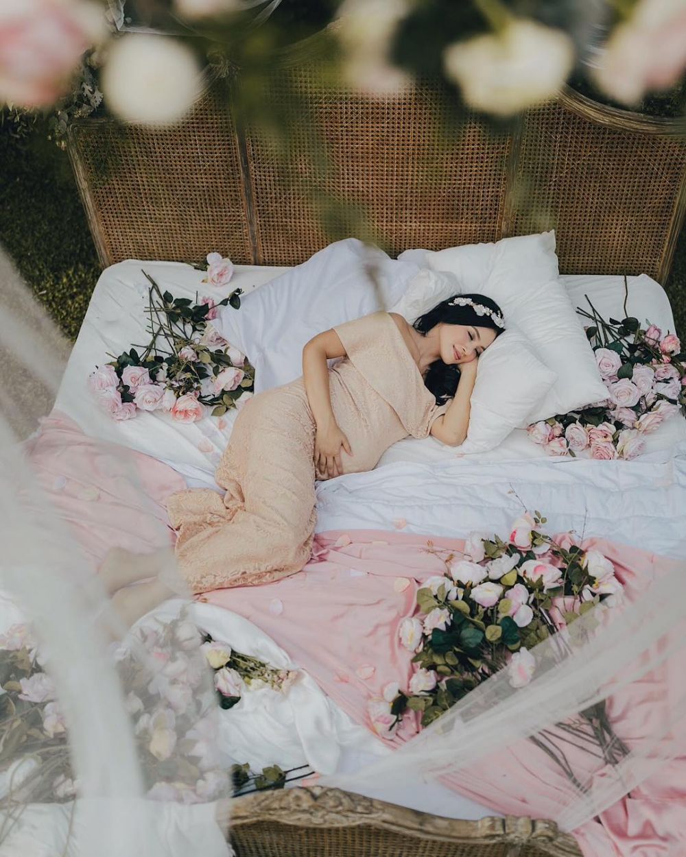 Gaya 5 seleb pemotretan maternity di atas ranjang, bisa jadi inspirasi