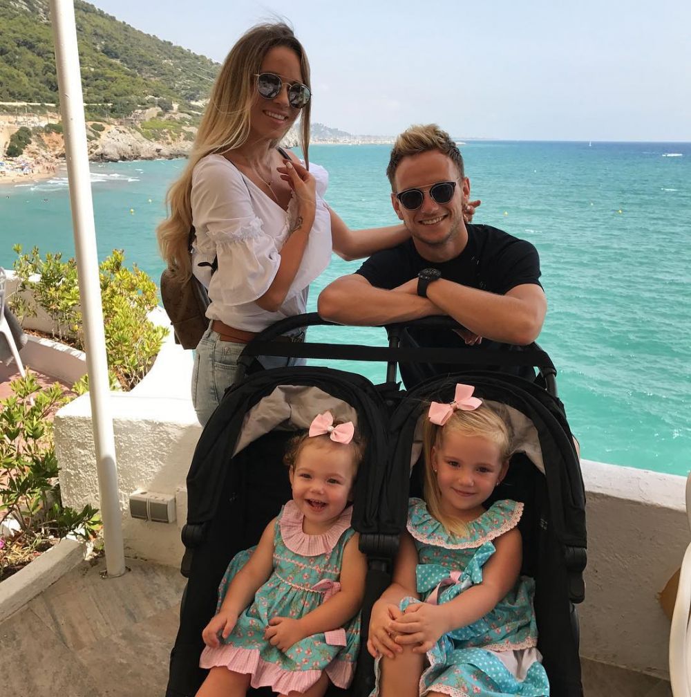 Beda gaya Luka Modric & Ivan Rakitic habiskan waktu bareng keluarga