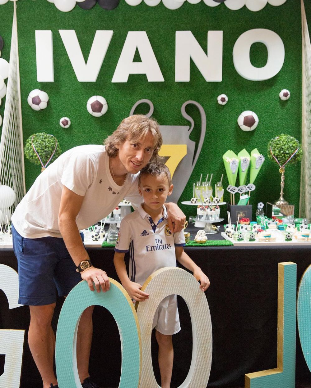 Beda gaya Luka Modric & Ivan Rakitic habiskan waktu bareng keluarga