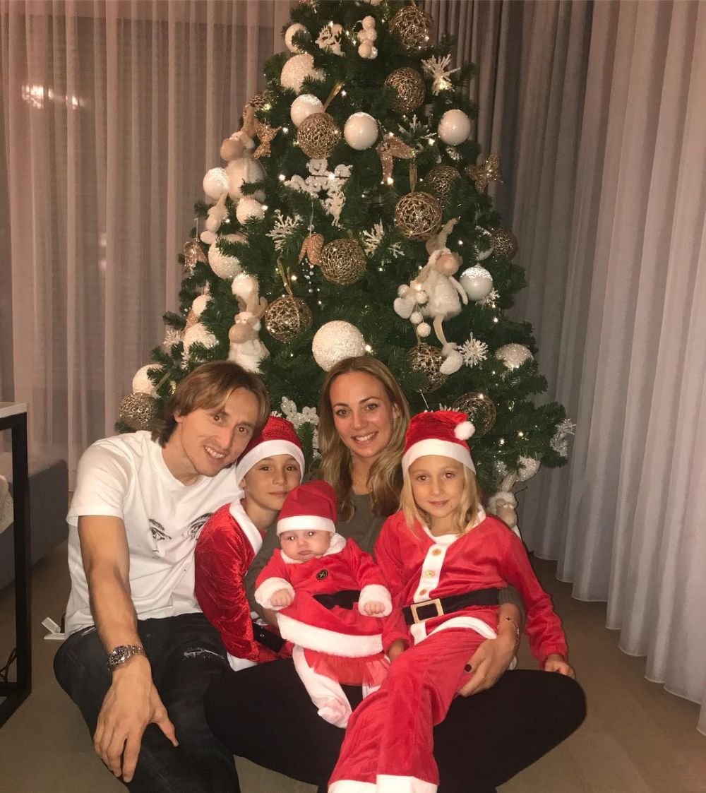 Beda gaya Luka Modric & Ivan Rakitic habiskan waktu bareng keluarga