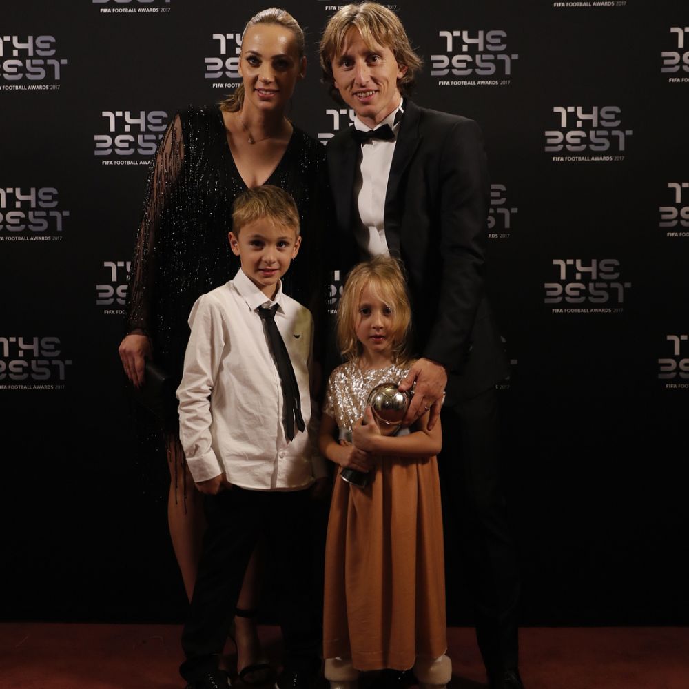 Beda gaya Luka Modric & Ivan Rakitic habiskan waktu bareng keluarga