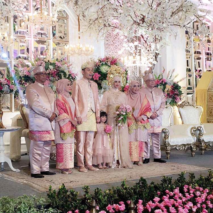 Gagah & elegan, 5 seleb ini menikah dalam balutan busana adat Minang