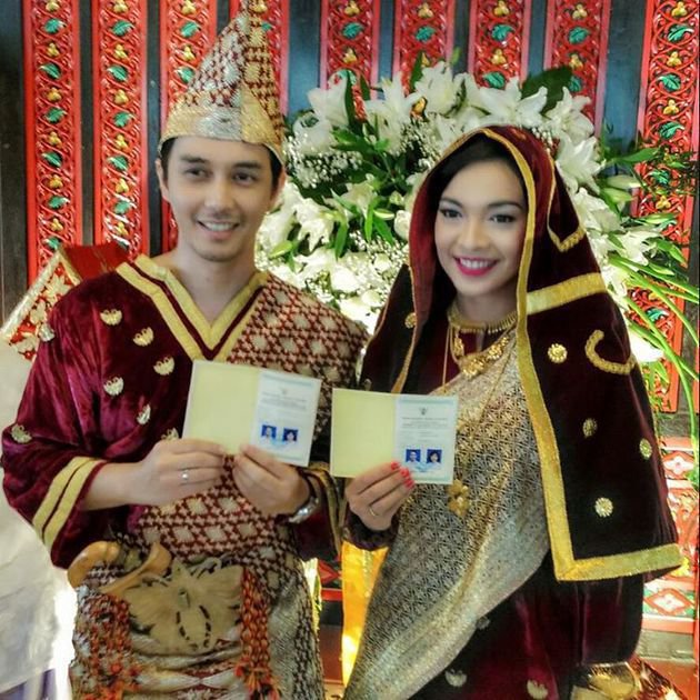 Gagah & elegan, 5 seleb ini menikah dalam balutan busana adat Minang