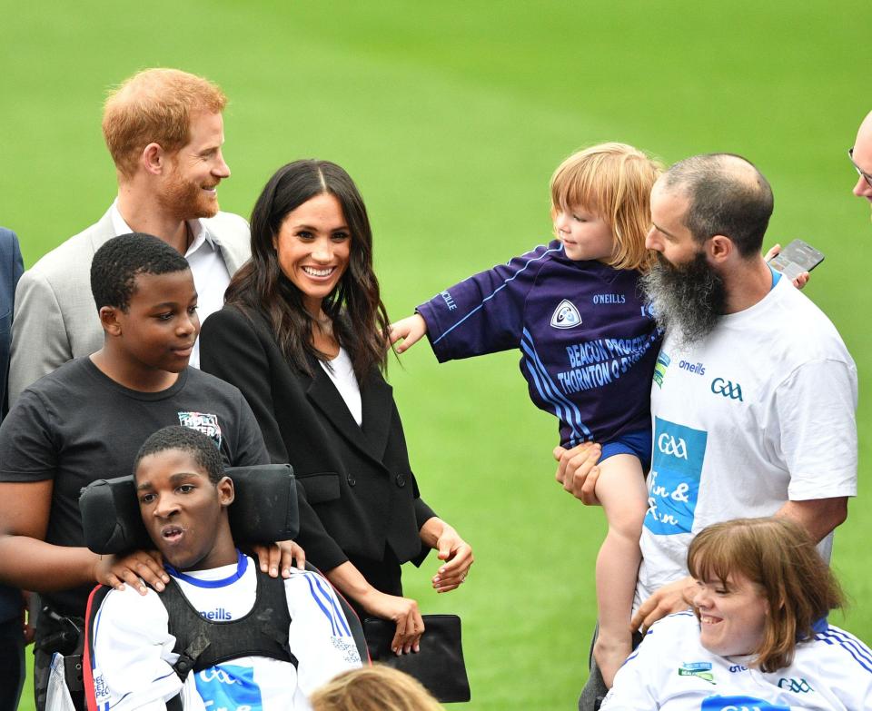 Rambutnya ditarik bocah, ini reaksi Meghan Markle yang bijak banget